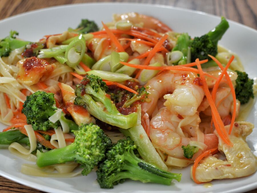 Stir-fried chicken noodles
